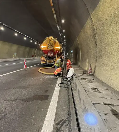 鹰潭隧道排水渠清淤